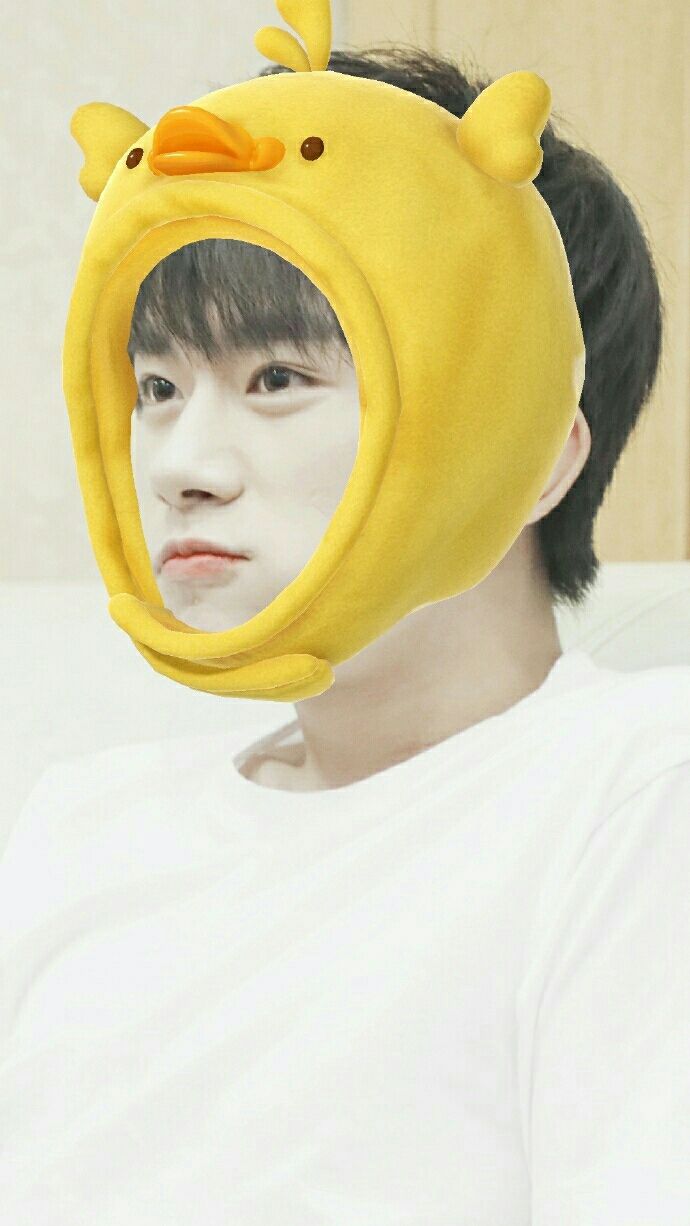 易烊千玺"自黑"提供素材,粉丝特制搞怪表情包,胖虎无辜躺枪