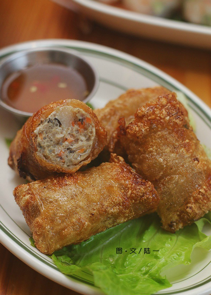 用透明的米皮裹着虾仁,米粉以及蔬菜的越南米春卷,酥香美味的炸春卷