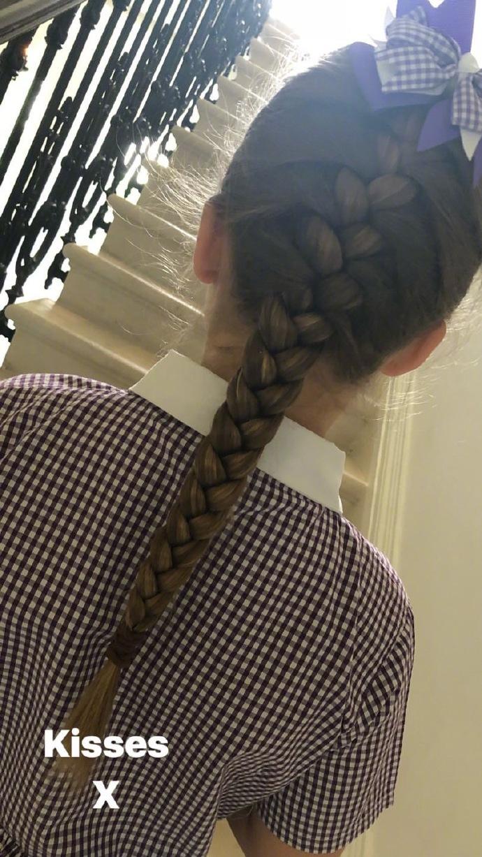 贝克汉姆家小七扎单麻花辫 化身端庄优雅小公主