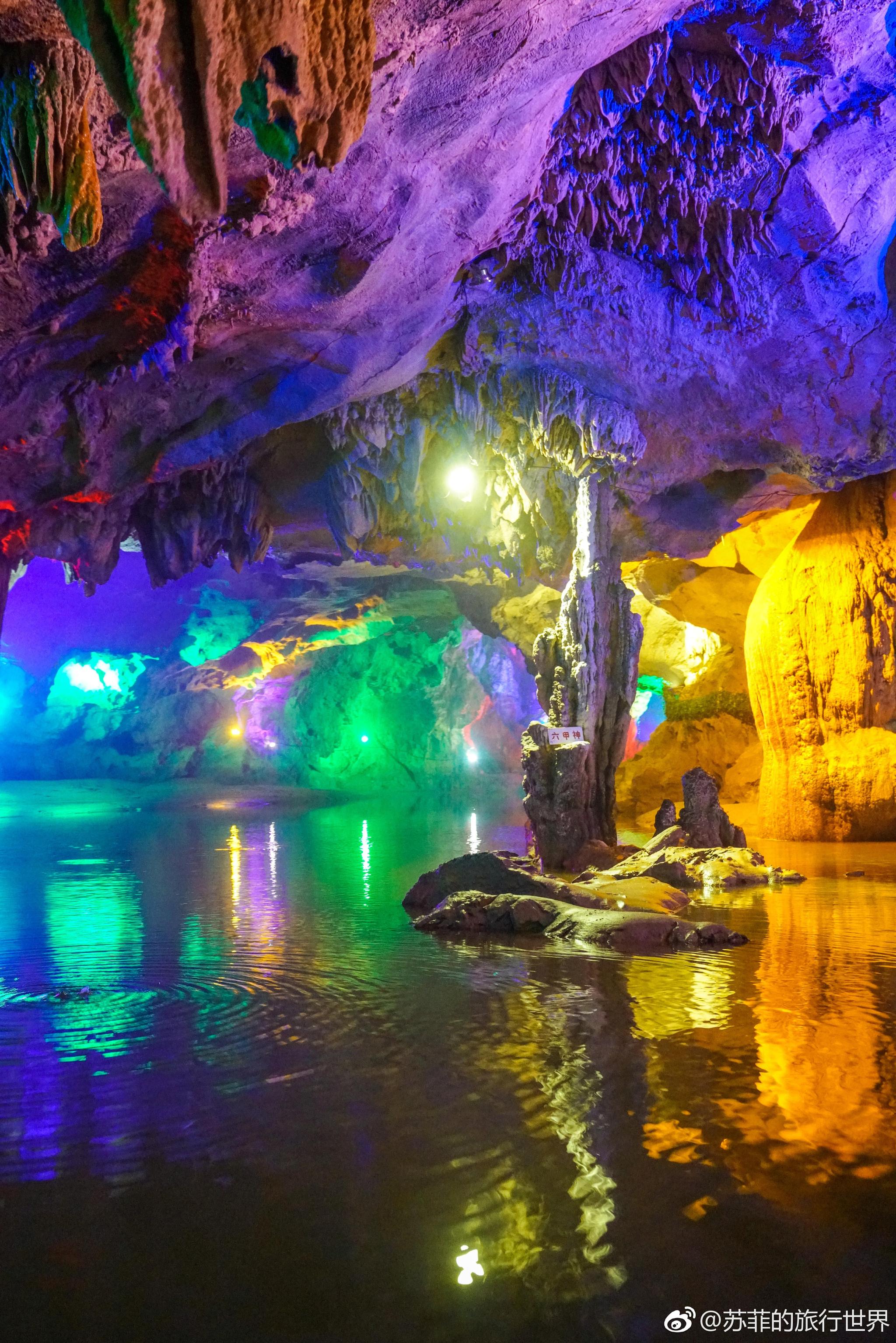 虎尾村不远处的金龙洞地下河,更是大自然给小桂林地貌的村落留下的鬼