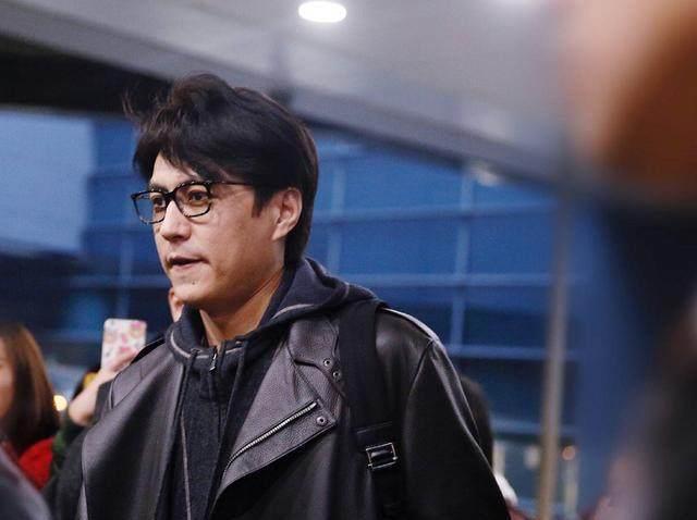 靳东低调现身机场造型随意,网友没了人设现在都不鼓捣自己了|靳东|勒