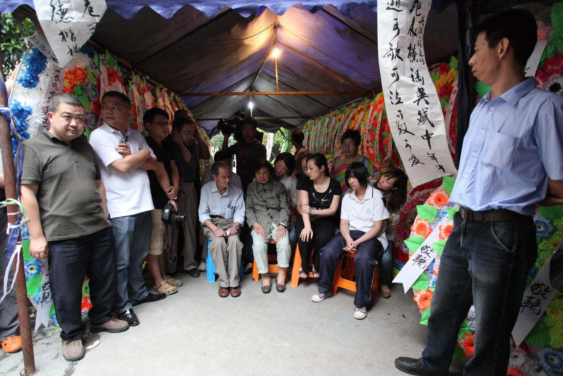 "最美司机"最后40秒拯救24人,上万人自发为他送行|吴斌|司机|烈士