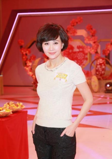 亚视一姐与富豪老公散步街头,婚后不生却把宠物狗当孩子|朱慧珊|亚视