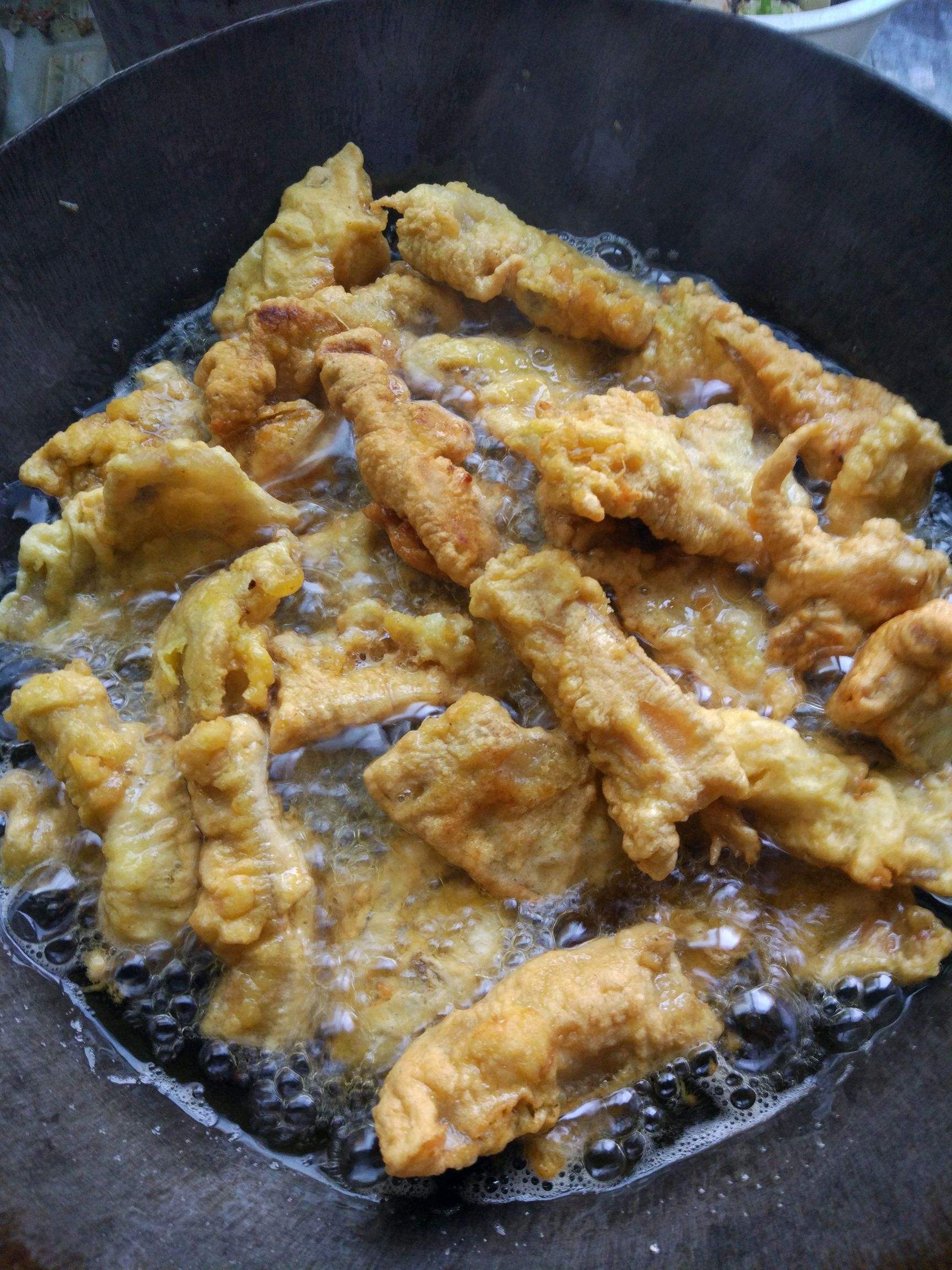 63岁奶奶炸酥肉:调面糊时,不加水只加它,酥肉不回软更酥脆!