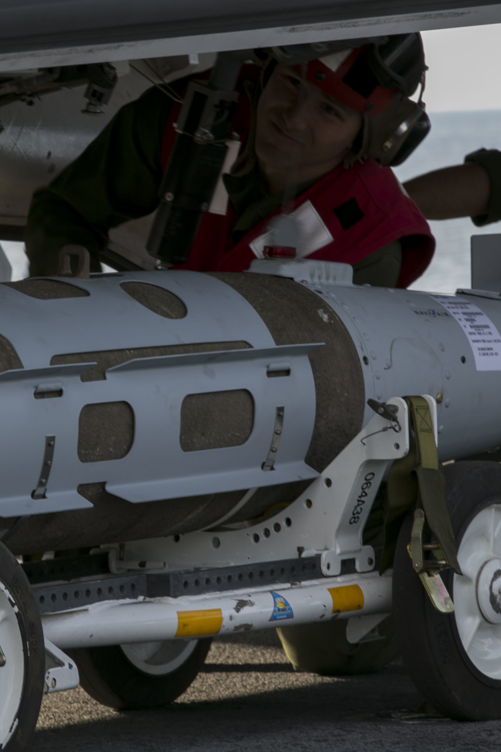 在弹舱内挂载了一枚1000磅(450公斤)重的gbu-32卫星制导炸弹,这架f