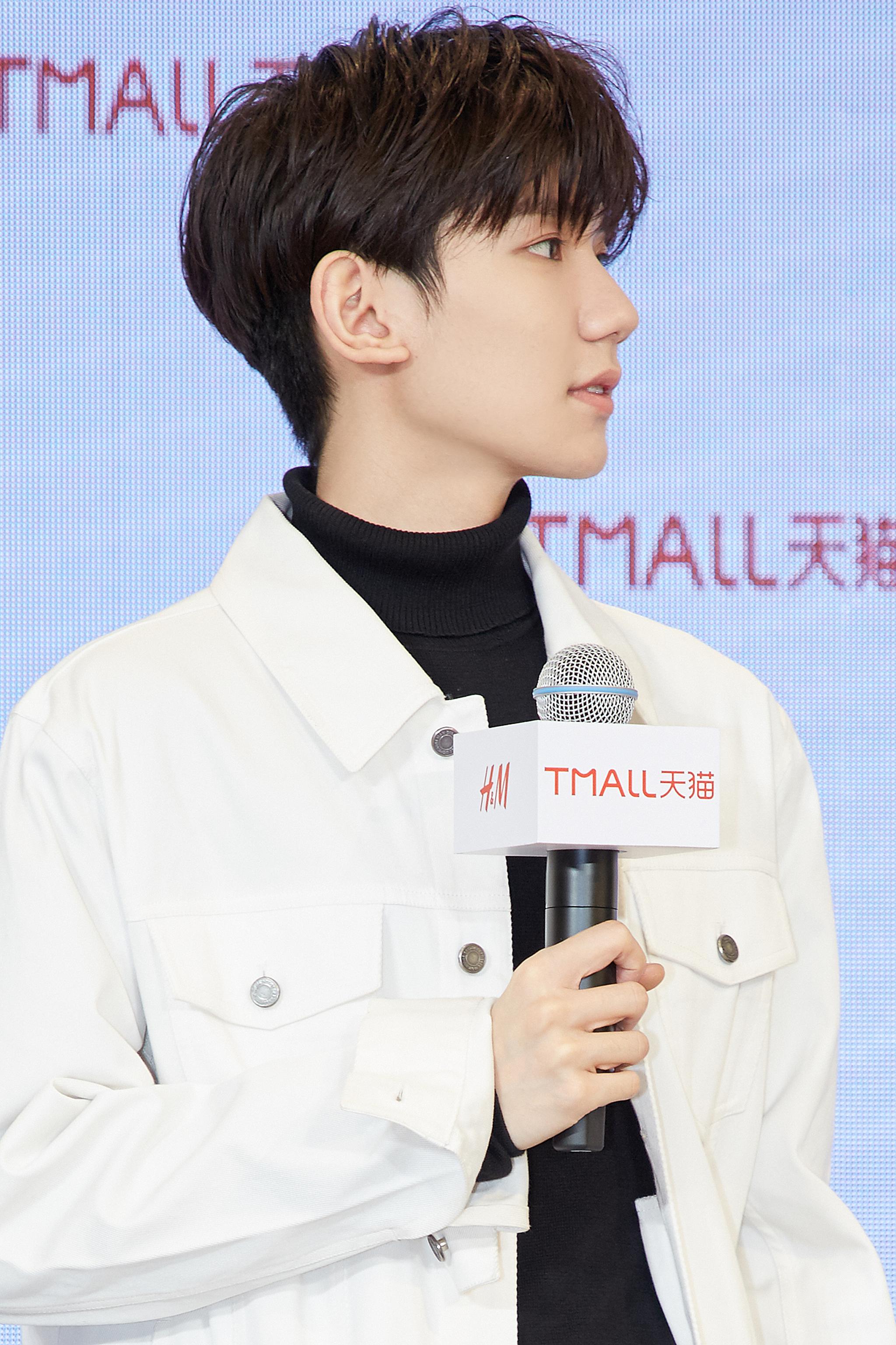 作为hm中国区新生代形象代言人出席活动今日风格清新俊逸