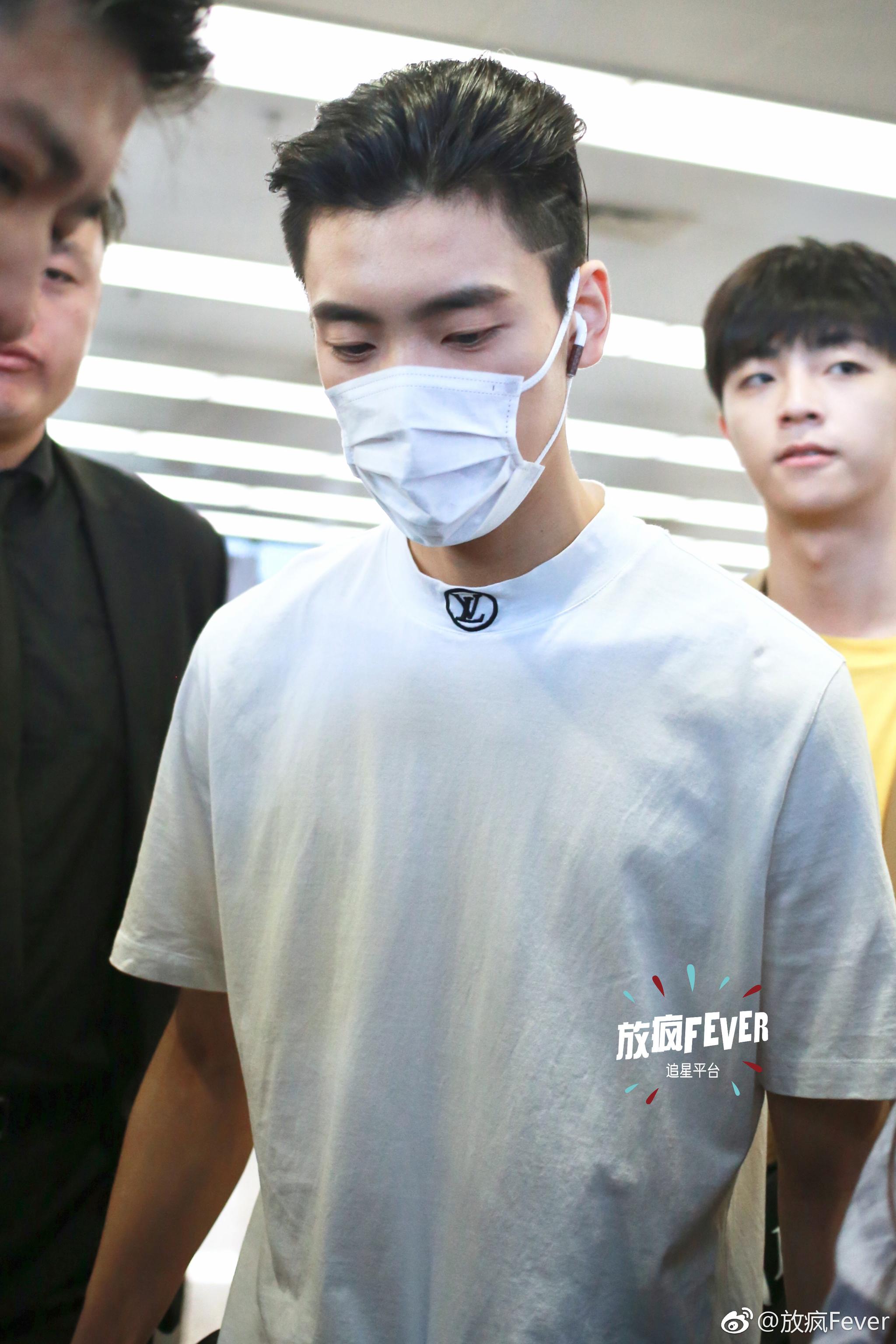 怎么能少了 的美图呢,白口罩白t-shirt配白马王子