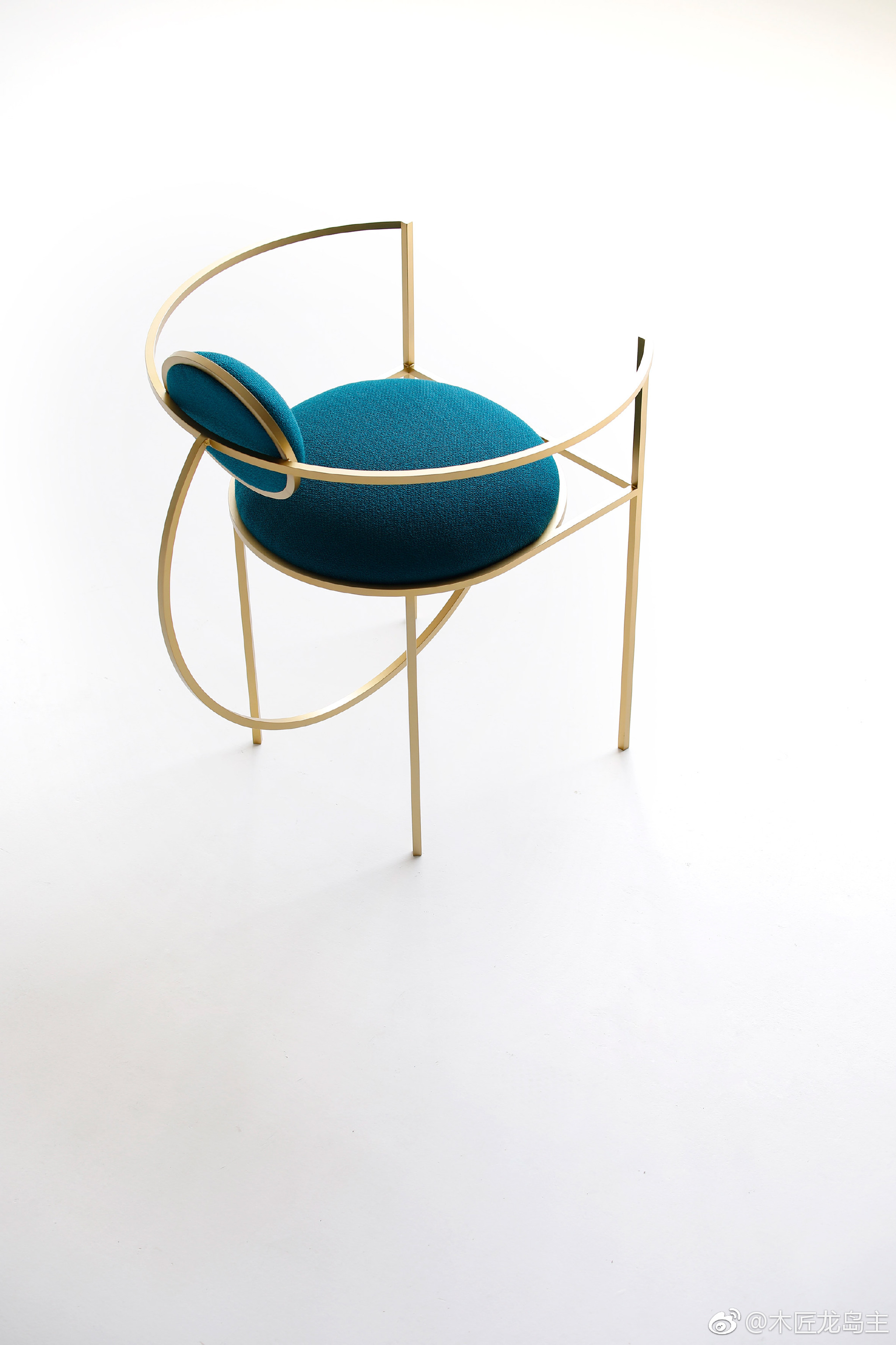 英国设计师劳拉·波希克在设计她的第一组椅子时