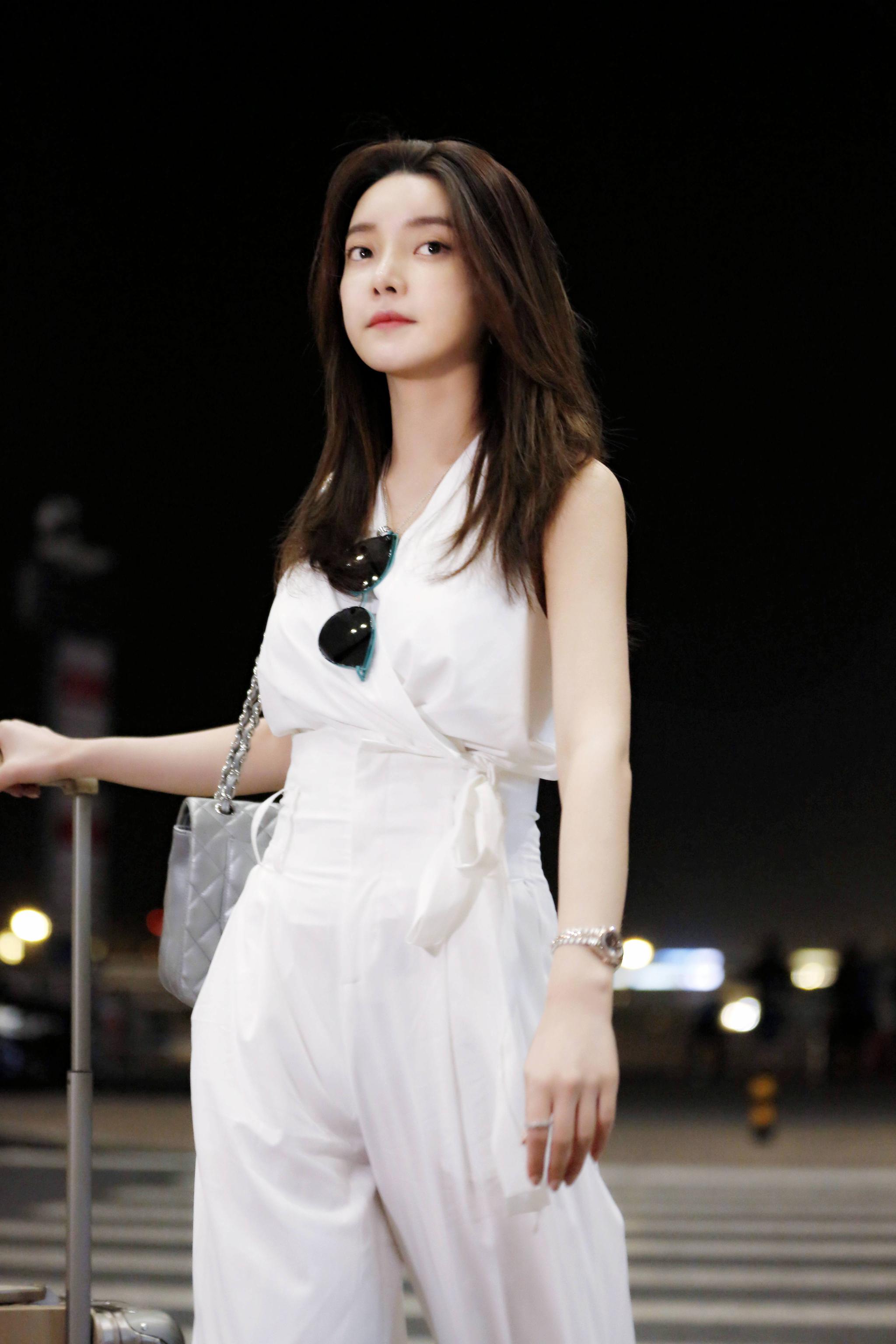 直播女王崔阿扎现身巴黎机场 轻装前往戛纳电影节|戛纳电影节|巴黎机