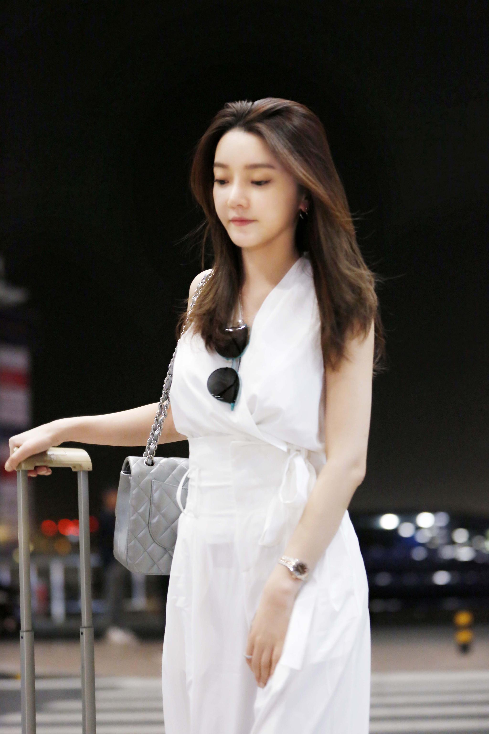 直播女王崔阿扎现身巴黎机场 轻装前往戛纳电影节|戛纳