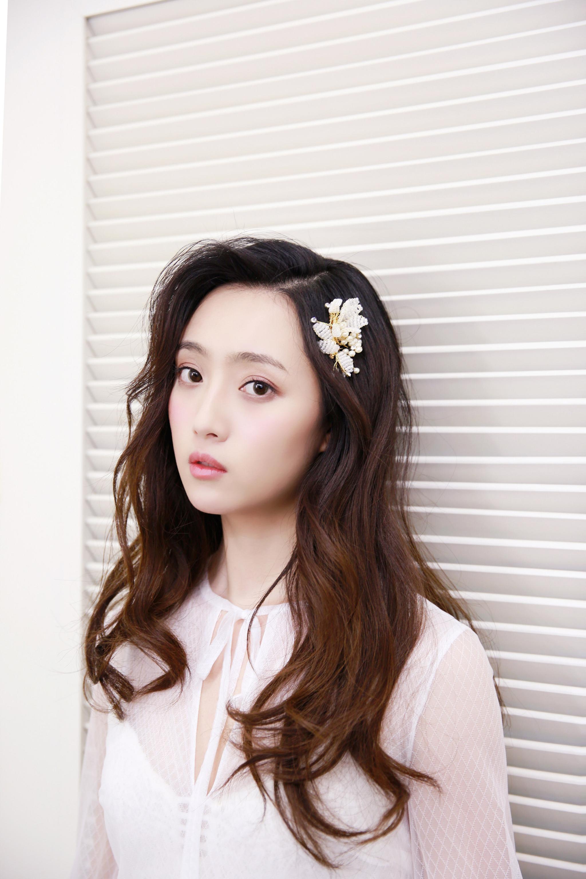 刘思辰最新写真曝光 花儿与少女恬静温柔