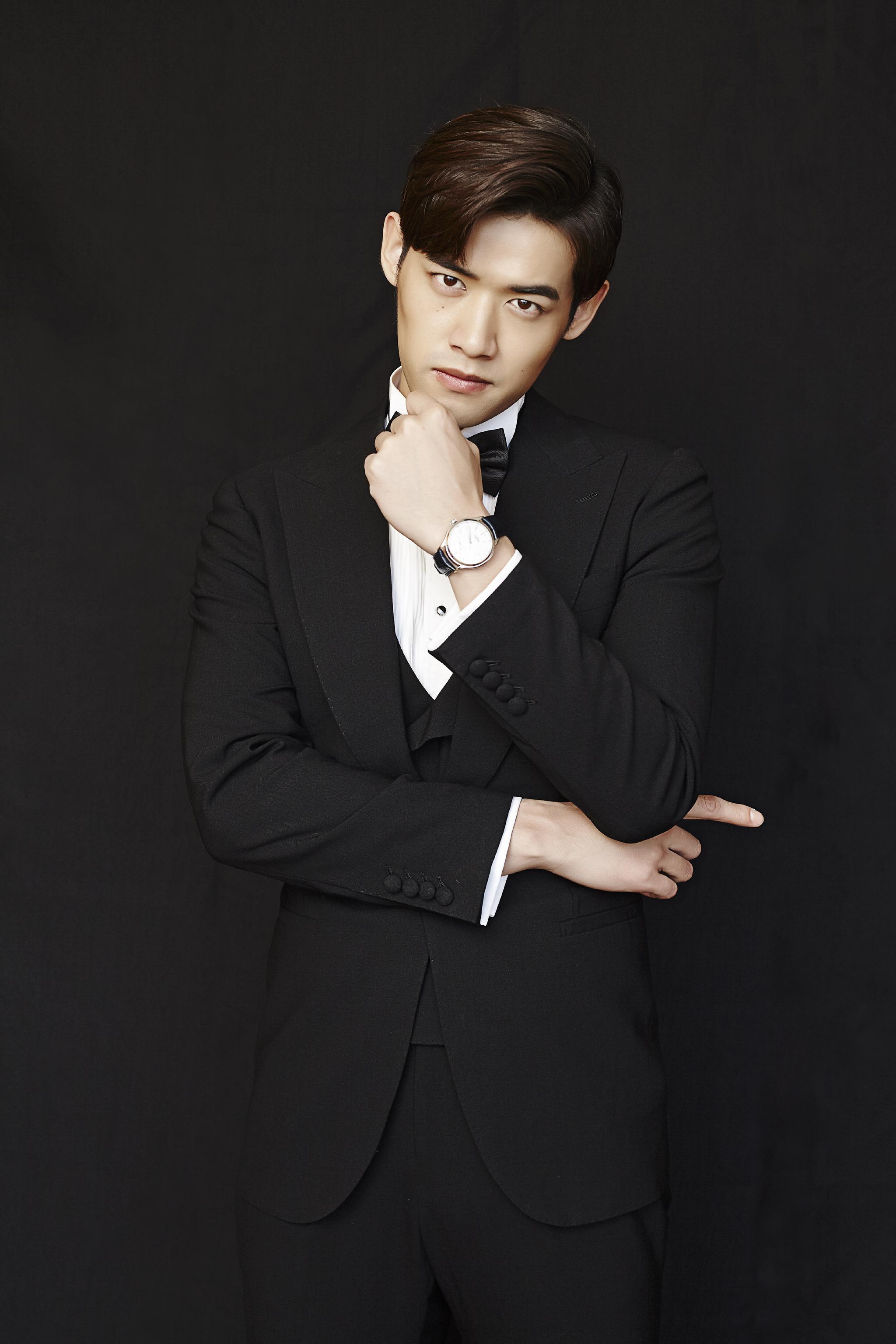 最近的热播悬疑剧《法医秦明2清道夫》中的法医大神秦明 亮相2018上海