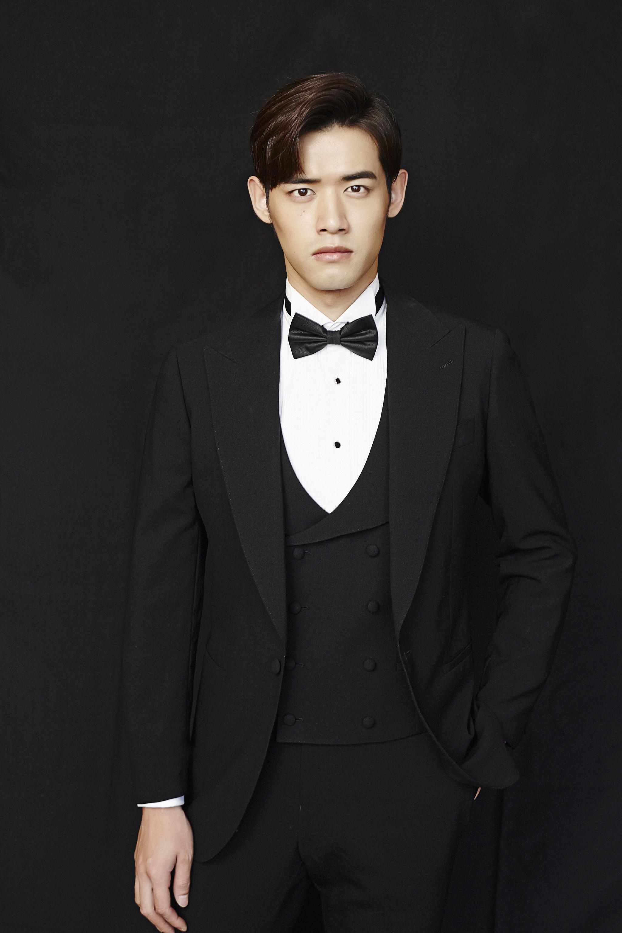 最近的热播悬疑剧《法医秦明2清道夫》中的法医大神秦明 亮相2018上海