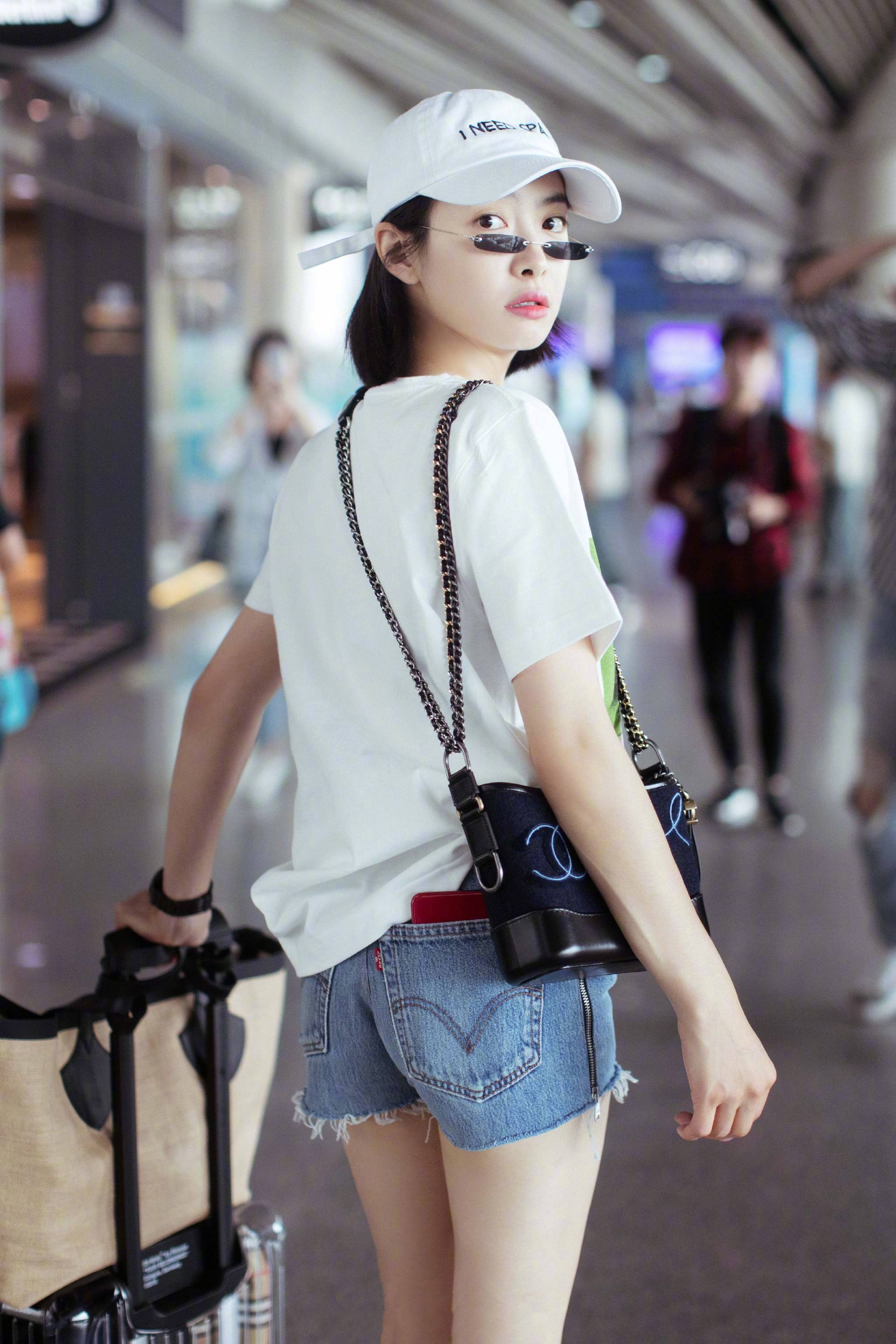 宋茜机场照白tee牛仔短裤,休闲简约的时尚茜,大长腿实力抢镜!