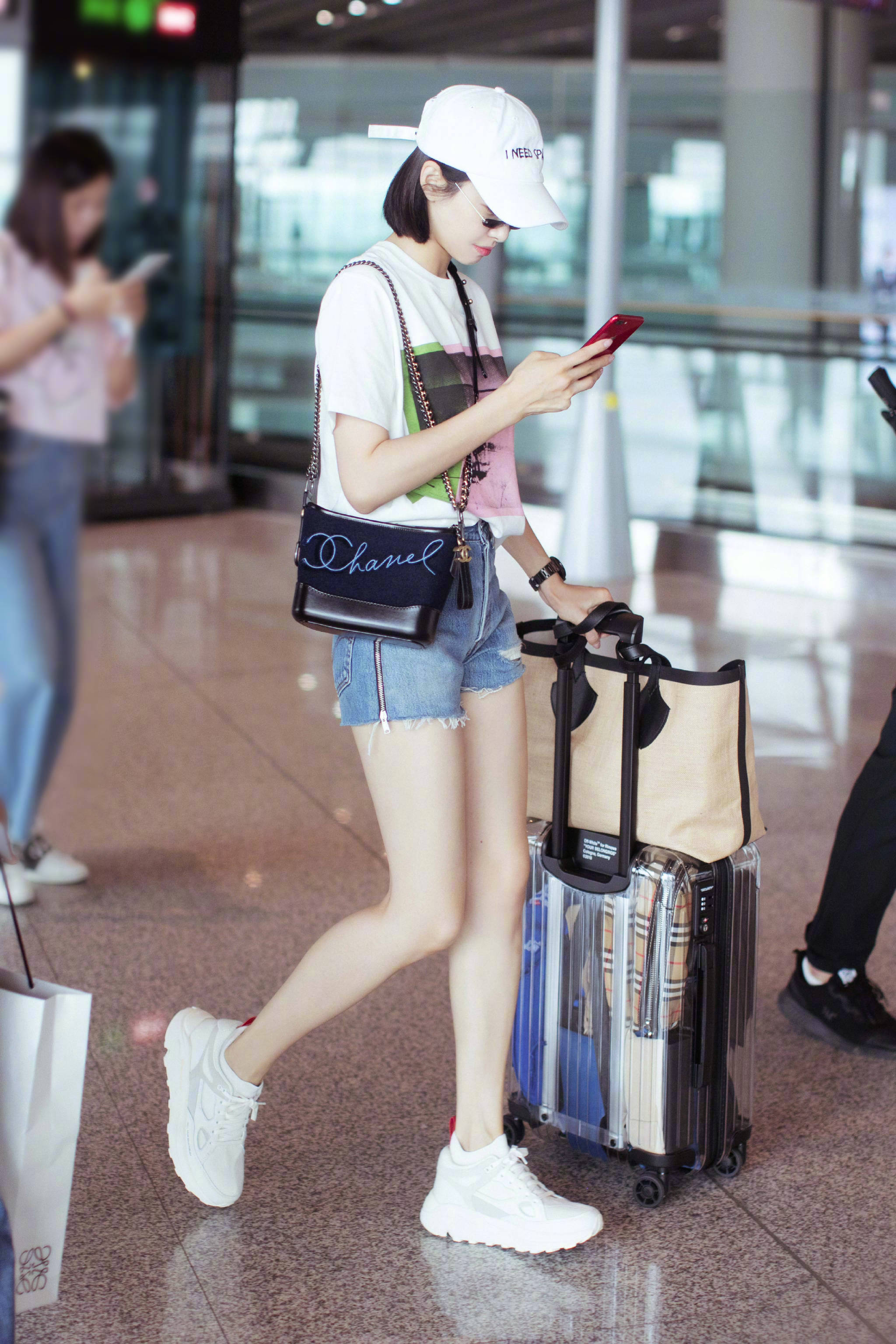 宋茜机场照白tee牛仔短裤,休闲简约的时尚茜,大长腿实力抢镜!