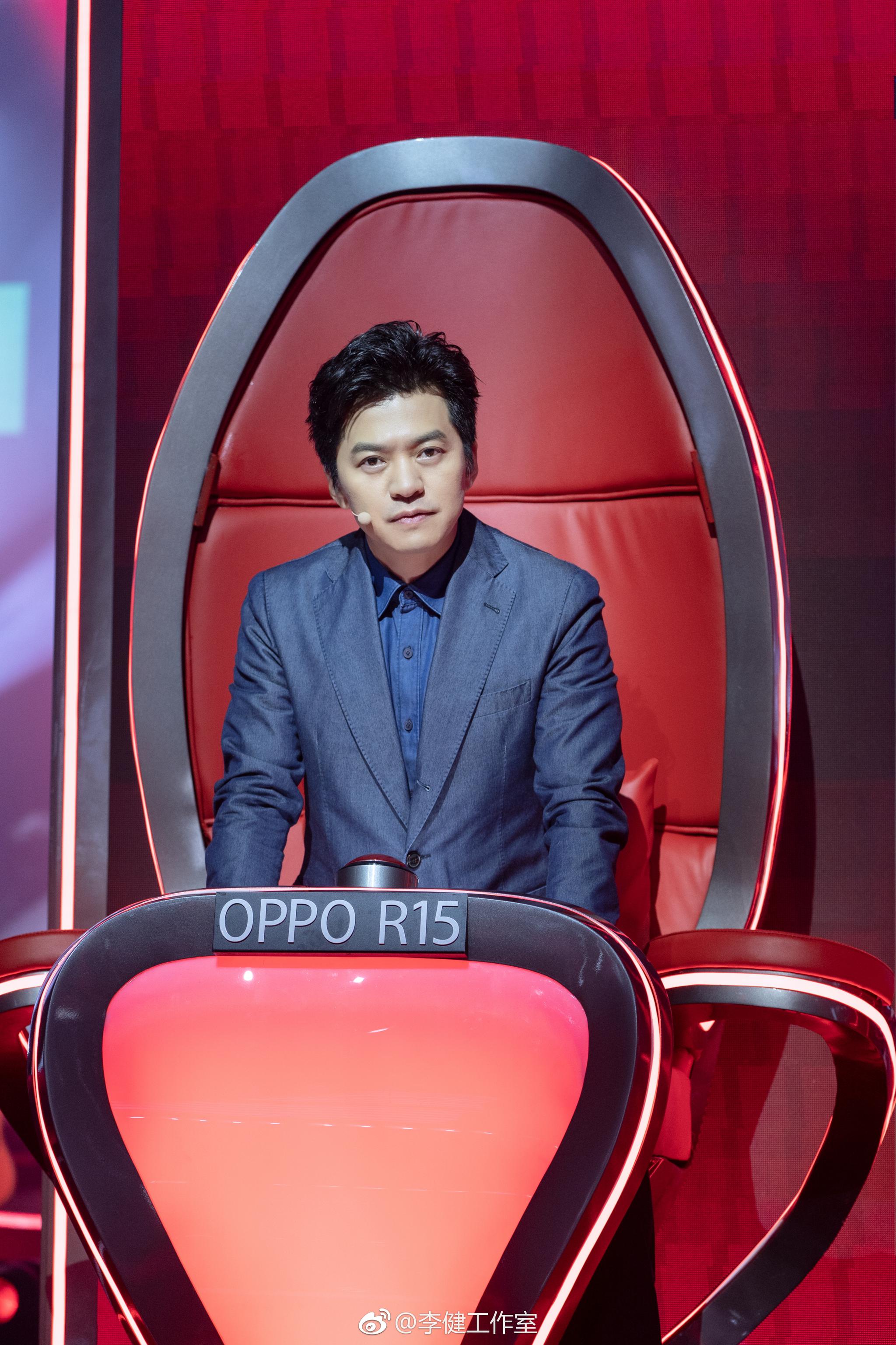 今晚面相姣好的李健老师会为谁转身(骑摩托)?21:00,浙江卫视