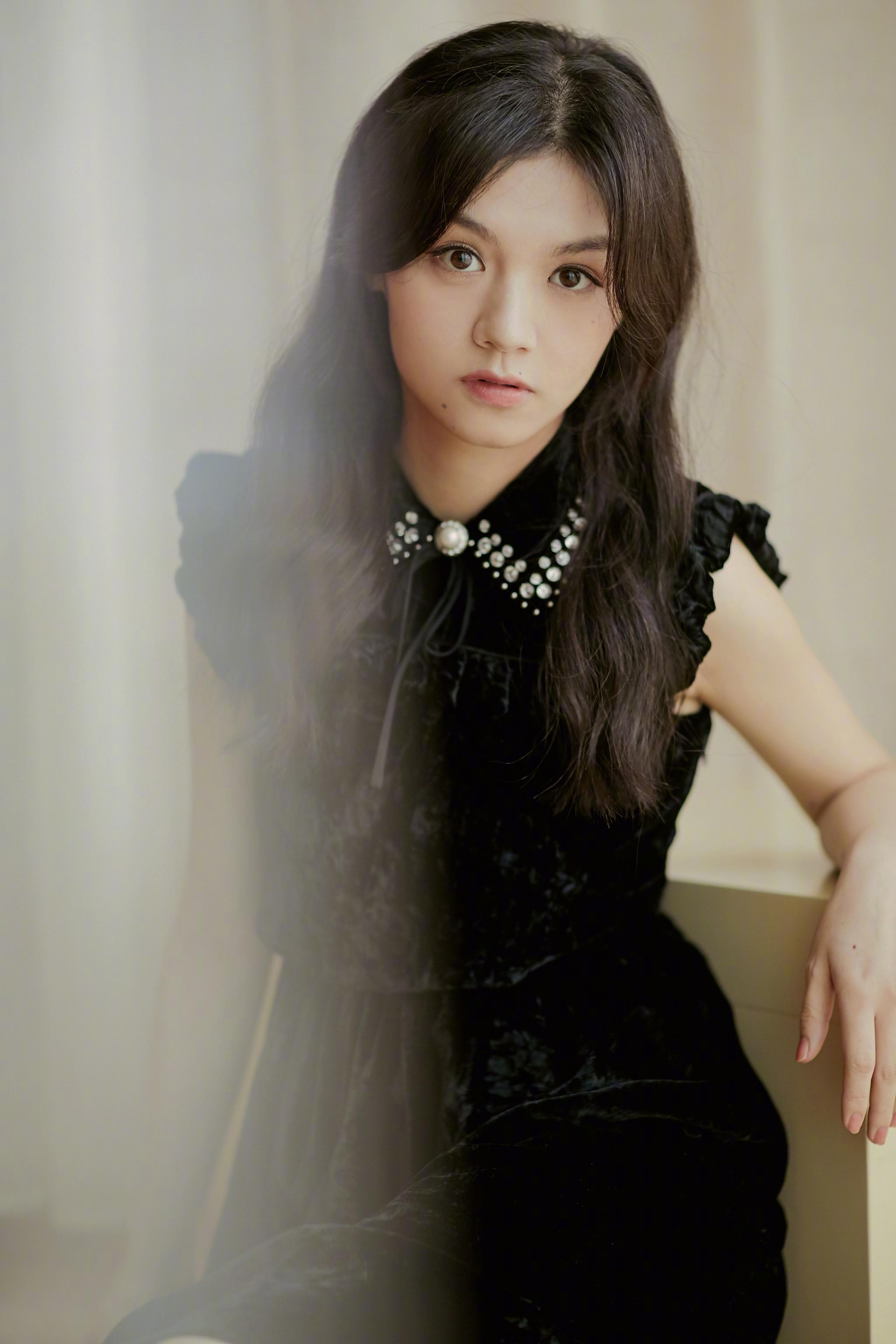 私服, 身穿的是miu miu黑色丝绒水钻装饰领连衣裙,复古