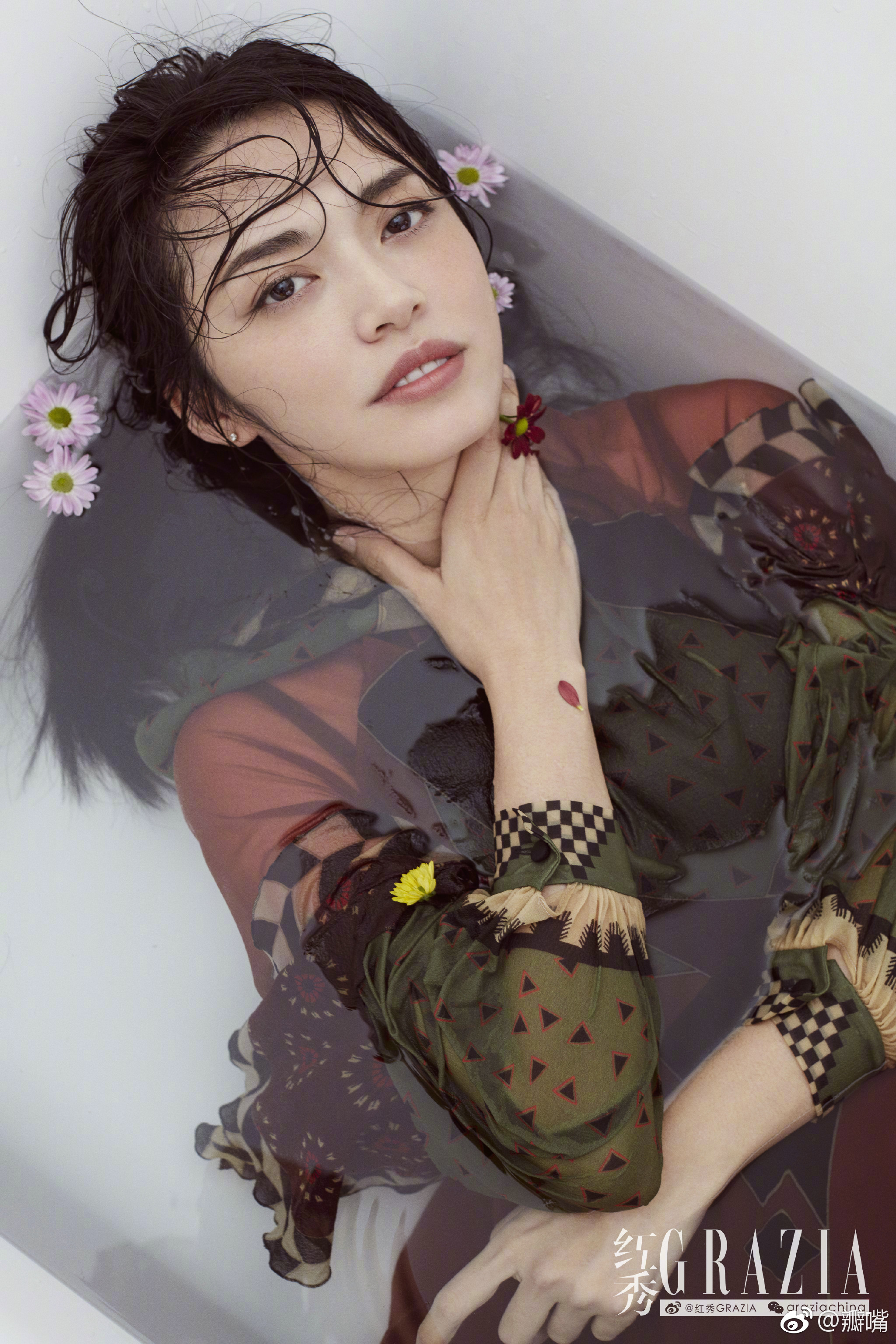 再登《红秀grazia》封面,"出水芙蓉"演绎别样之美
