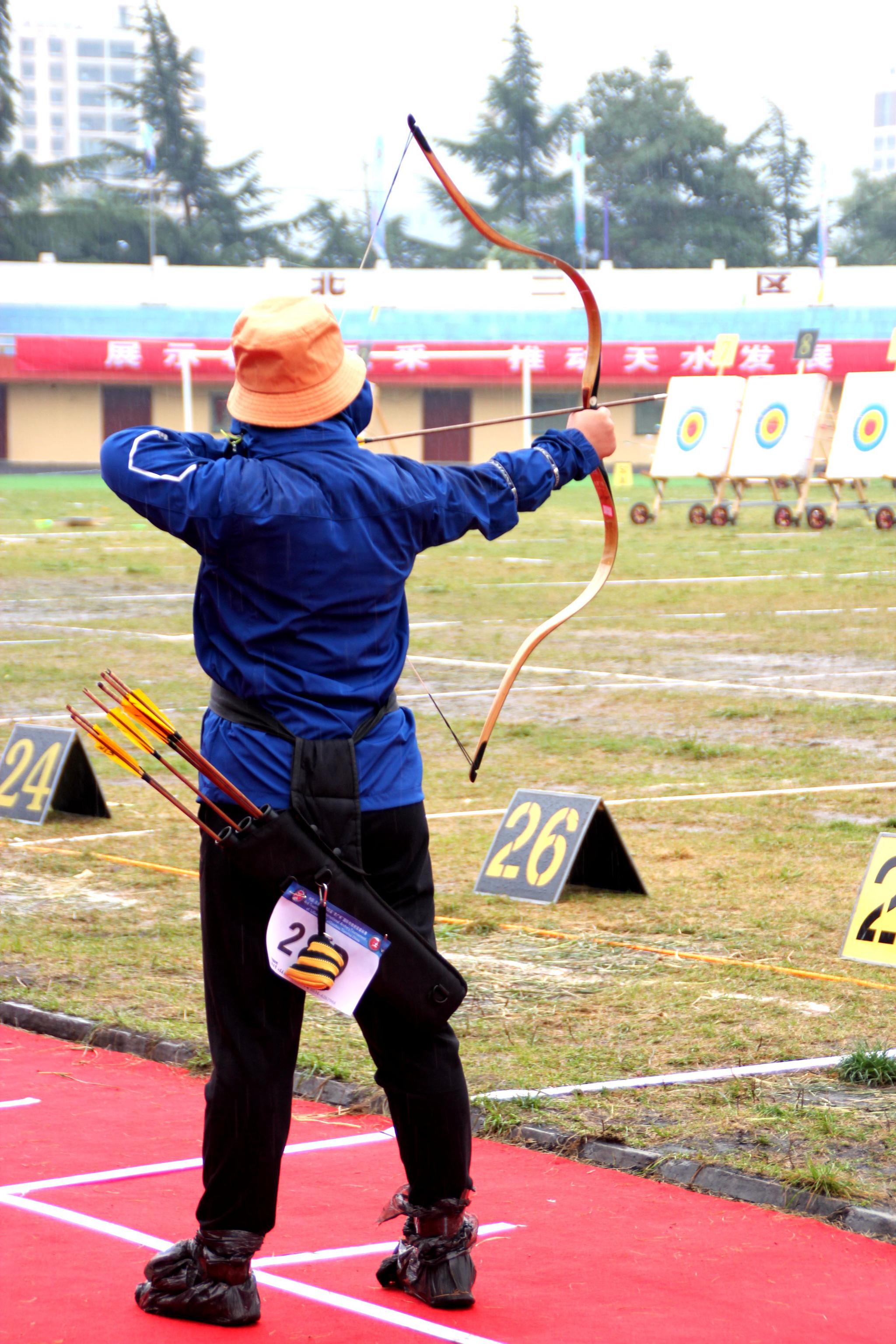 "李广杯"射箭赛第二日各路射手冒雨开弓 频频上演"雨中穿杨"