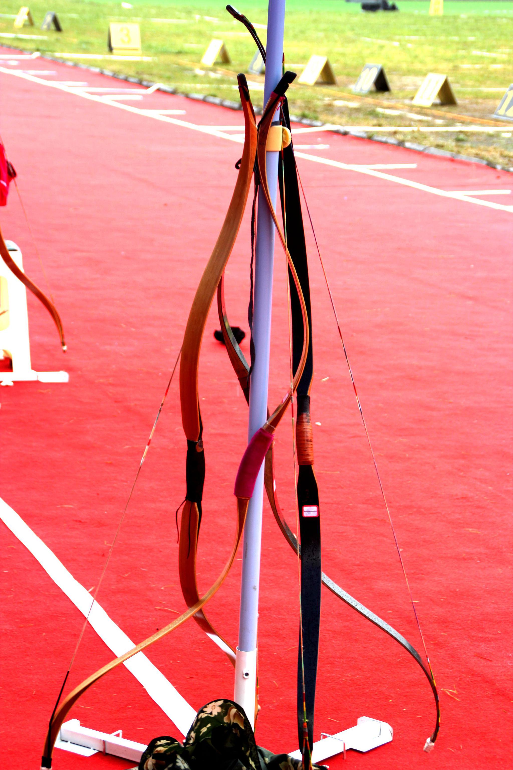 "李广杯"射箭赛第二日各路射手冒雨开弓 频频上演"雨中穿杨"