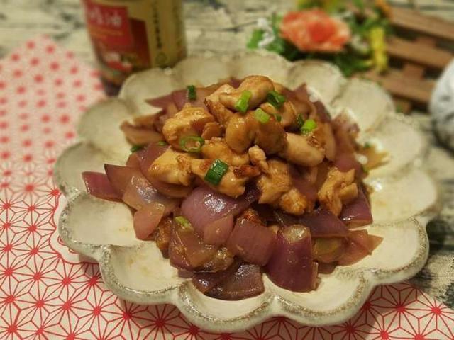 滑嫩鸡丁炒洋葱,超级下饭的好菜!