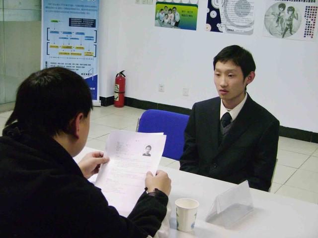 面试官:女同事未婚先孕,你怎么做?小伙子霸气回复,被录用