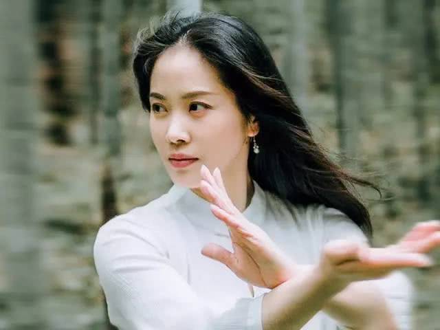 美女世界冠军毛娅绮我的武德高尚老师傅夏天戴手套教女性武术