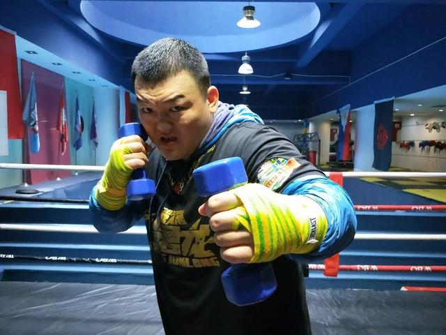 张君龙成功控制体重达到全新境界,以20个回合的训练强度加强体能