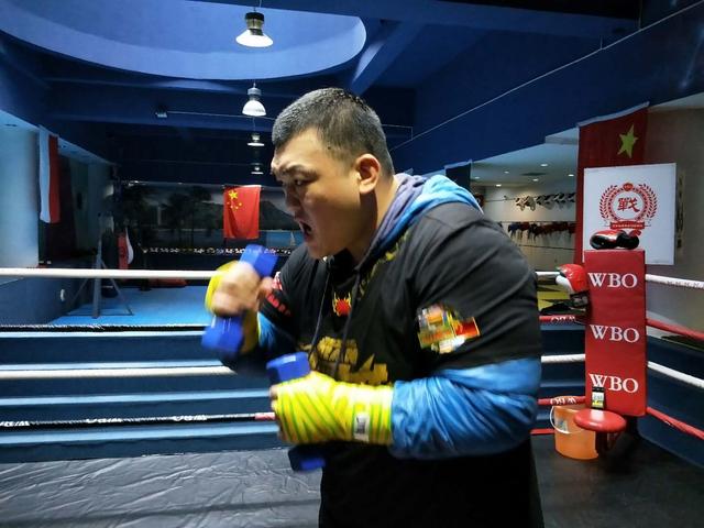 张君龙成功控制体重达到全新境界,以20个回合的训练强度加强体能