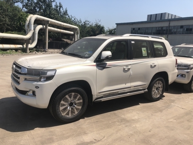 陆巡4.0天窗中配价格及配置表18款兰德酷路泽v6七座解析