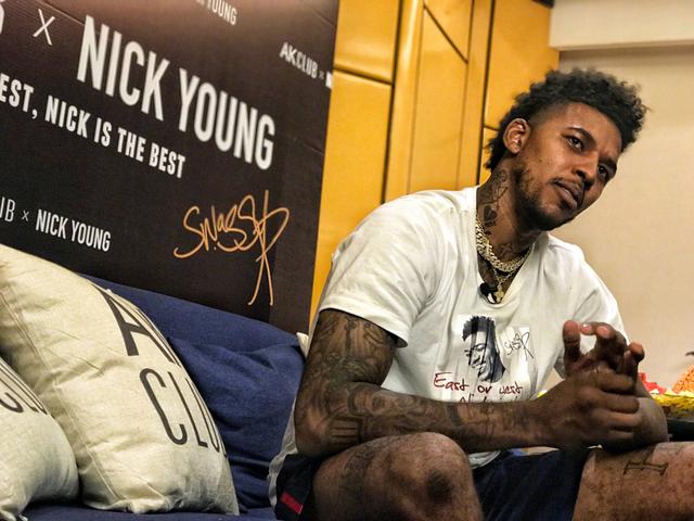 只想说尼克杨的配文和他照片里的表情一样,真的是欠揍啊!