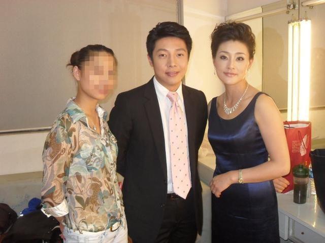 撒贝宁化妆间的照片,在电视上帅气的他,没想到在化妆间竟是这样