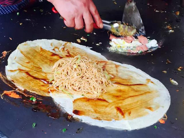 大妈街头摆摊卖"稀罕"早餐,6元一份,食客:早起才能买得到!