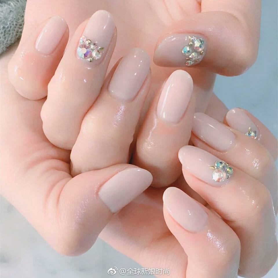 拍任何婚纱照都hold得住的美甲款