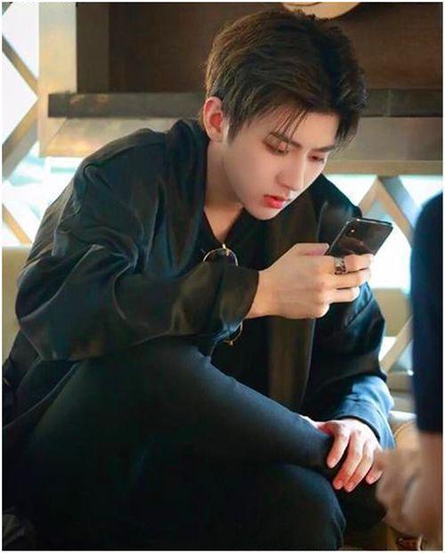 小鲜肉玩手机,蔡徐坤霸气,张艺兴调皮,网友:李易峰注意脚下啊