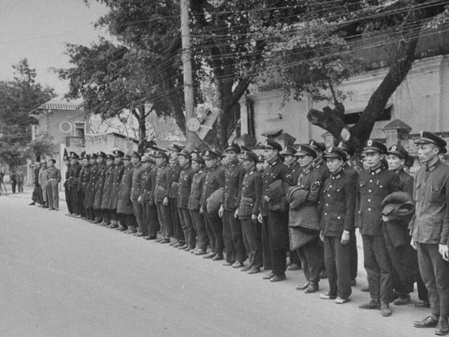 1949年解放前夕的广州城,葬礼现场的警察洗衣服的国军士兵