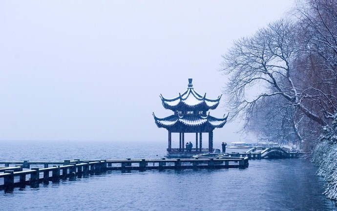 苏堤春未晓,残雪隐断桥