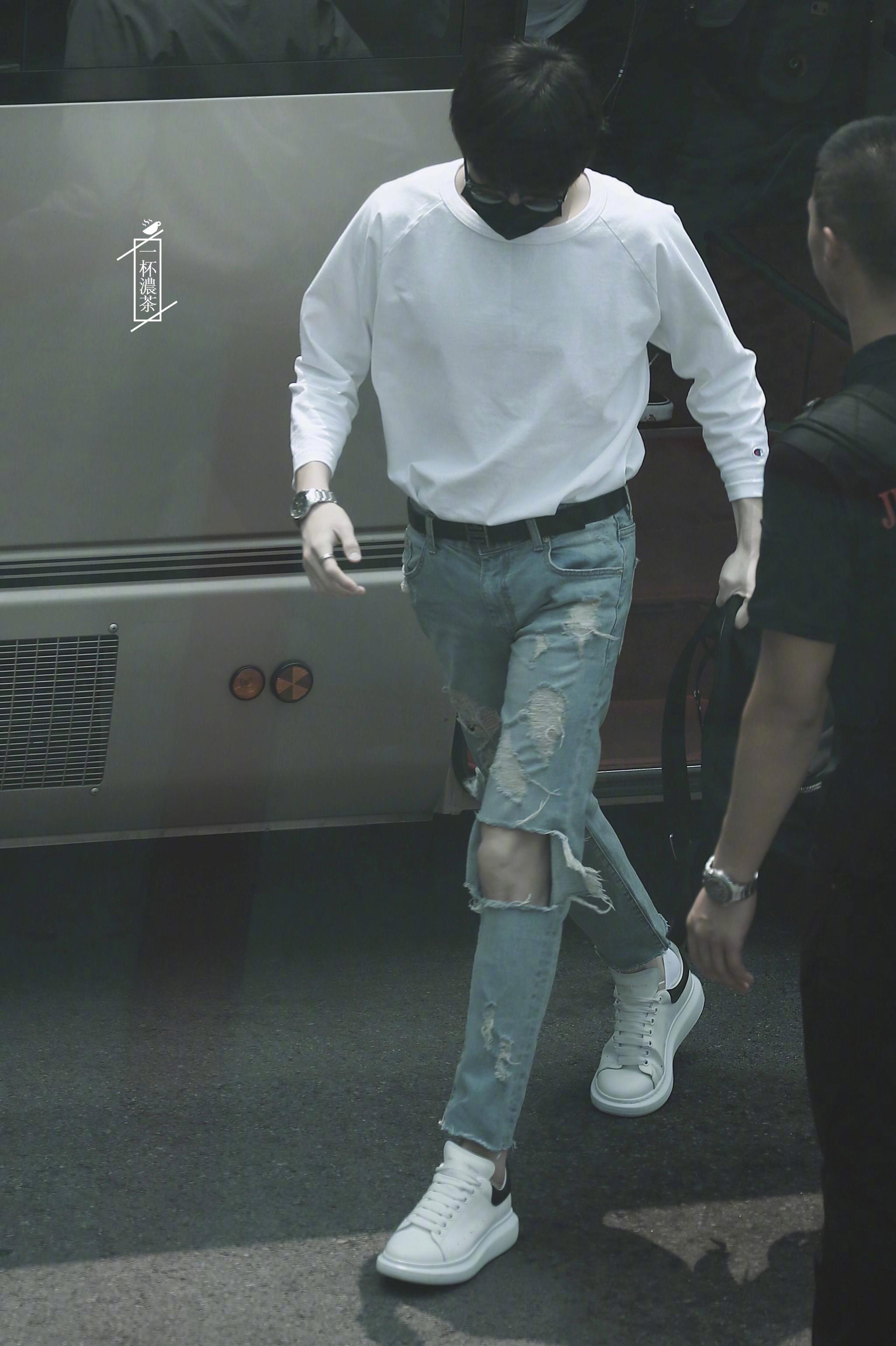 挺胸抬头大步向前走,身材真的非常优越啊|陈立农|长沙|身材_新浪新闻