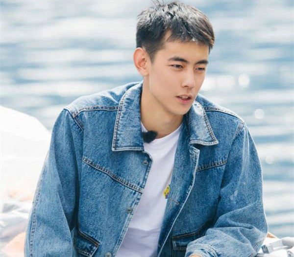 他24岁开始拍戏,34岁获影帝独宠娇妻,如今一对儿女太可爱!