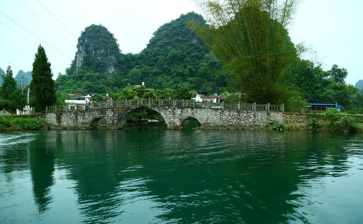 阳朔展现在眼前的是一片秀美的山水田园风光