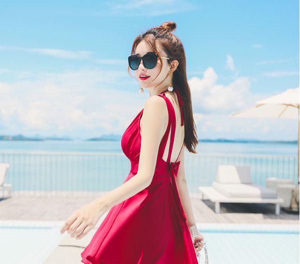 凹凸紧致的比基尼泳衣美女,秀出漂亮的姿态,彰显时尚感!