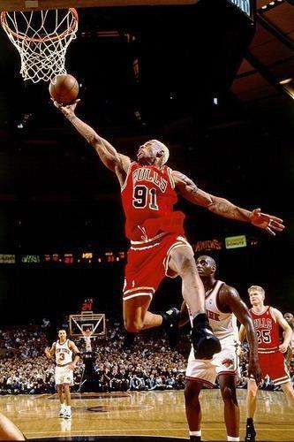 奥尼尔用摧枯拉朽的扣篮,虐遍了全联盟,而罗德曼则一人垄断了篮板球