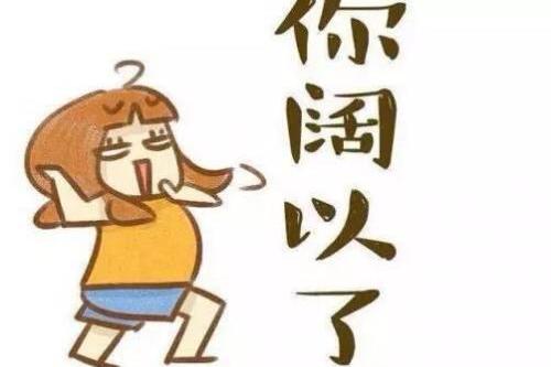 男孩坐自行车后座写作业,原以为是学霸,没想到奶奶一句话揭老底
