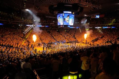 勇士主场力克劲旅 比分交替上升引爆全场气氛