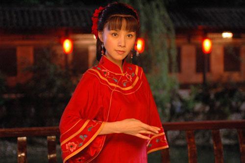 她是赵薇的同班同学,曾与陈坤传绯闻,如今41岁脸僵被疑整容?