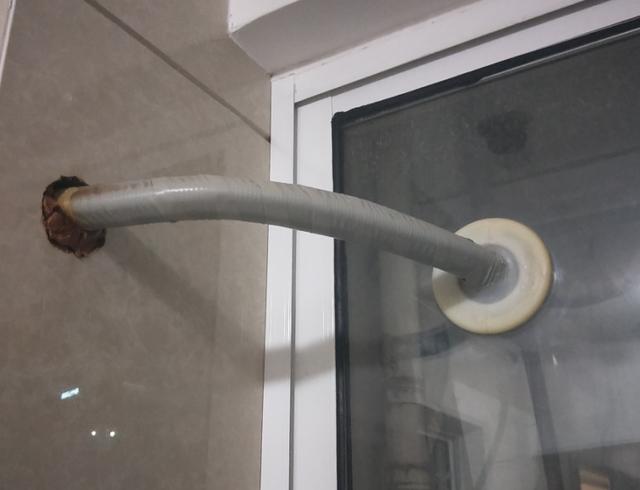 装空调为走管美观阳台挑梁上打两个洞物业就不怕阳台掉下来