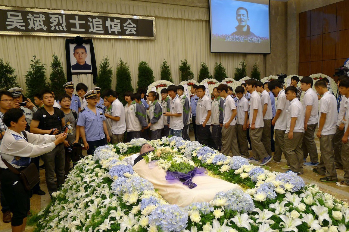 "最美司机"最后40秒拯救24人,上万人自发为他送行|吴斌|司机|烈士