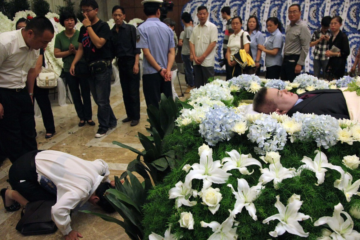 "最美司机"最后40秒拯救24人,上万人自发为他送行|吴斌|司机|烈士