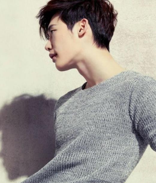 李钟硕不仅有大长腿还有超级完美的侧颜