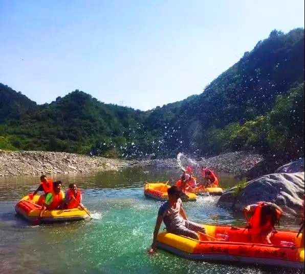长江以北第一漂流胜地，号称江北第一漂：石家庄嶂石岩峡谷漂流